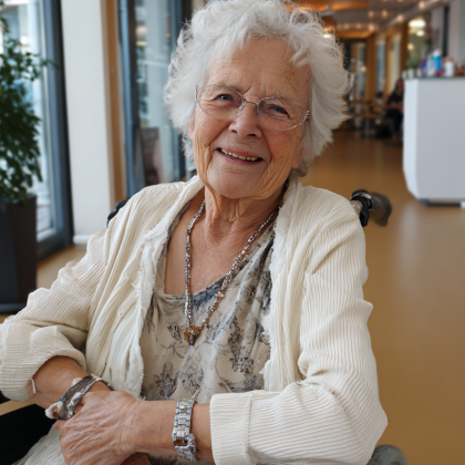dario1493_elder_woman_german_type_60kg_84years_old_happy_sitt_32d4b686-94be-47d7-ac83-34dcbf279696_0